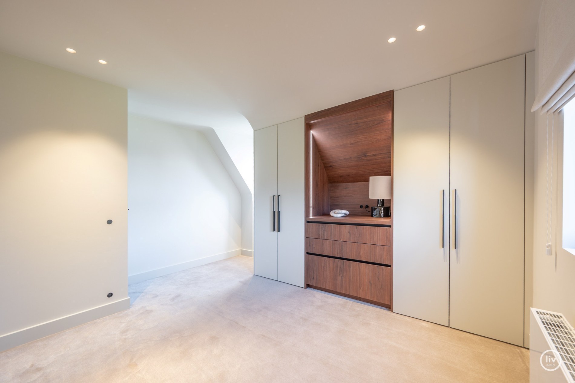 Magnifique villa rénovée, située sur un grand terrain de 1365 m2 dans un quartier résidentiel de villas, à proximité du centre de Knokke. 