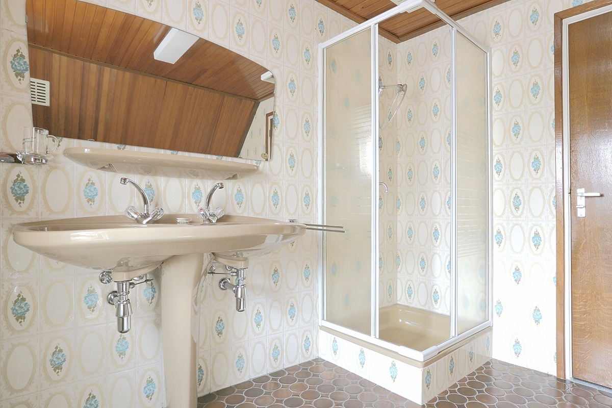 Vrijstaand woonhuis met dubbele garage, erf tuin en ondergrond staande en gelegen te Bergeijk, Bucht 45. 