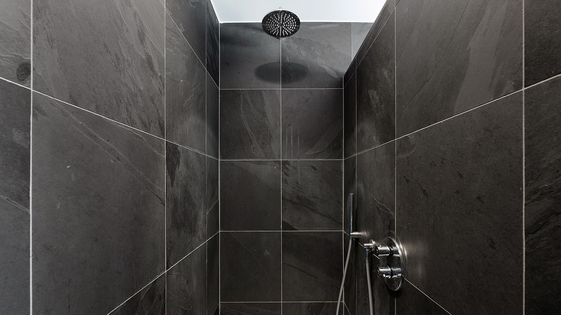 Centraal gelegen 3-gevelwoning in hedendaagse stijl – Bouwjaar 2014 