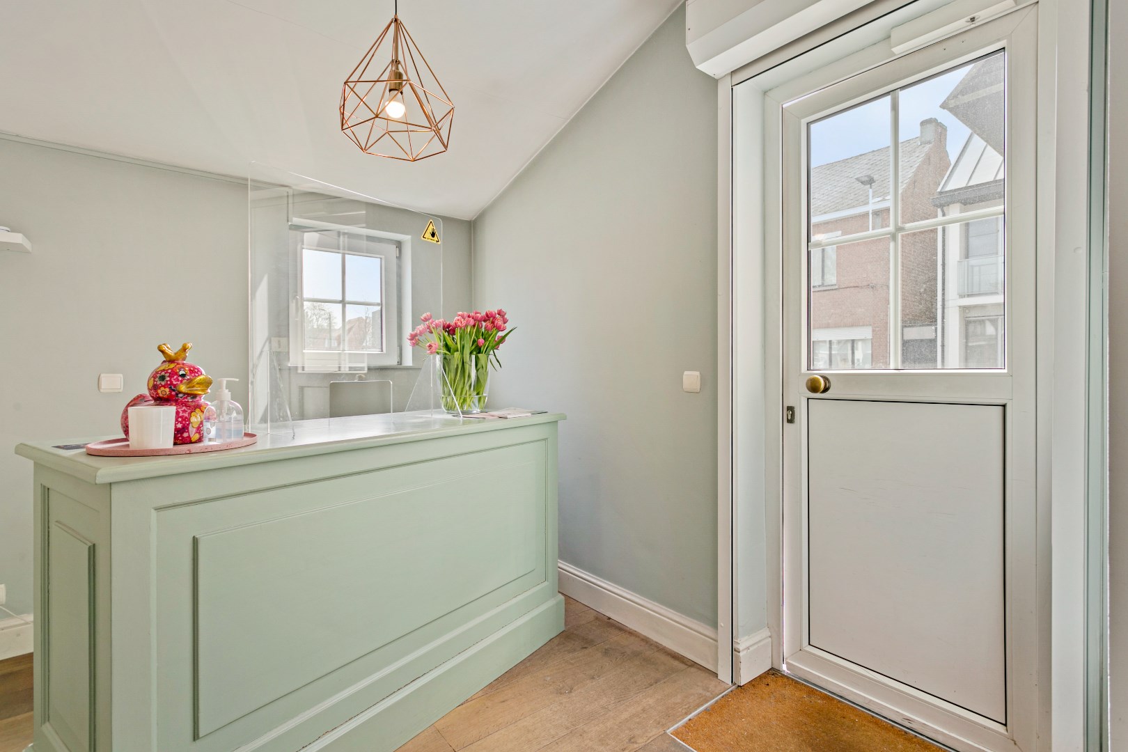 Handelspand met parkeermogelijkheid in het centrum van Bonheiden 