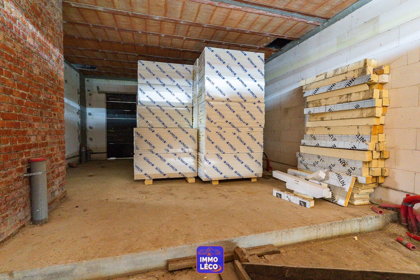 Nouvelle construction à parachever avec atelier, érigée sur 838m² ! SUPER POTENTIEL ! 