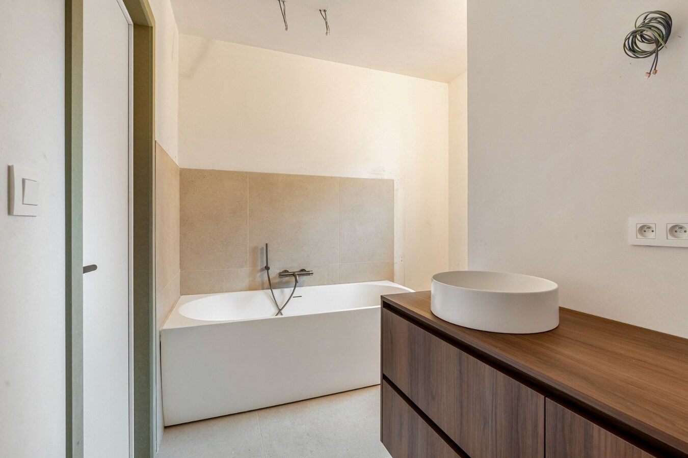 Exclusieve, volledig afgewerkte halfvrijstaande woning na transformatie van bestaande hoeve naar 2 BEN-woningen! 