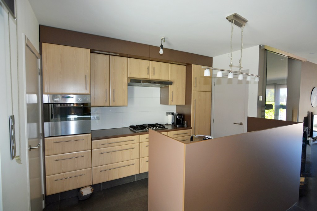 Modern triplex appartement met 3 slpks, terras, kelderberging en autostaanplaats. 