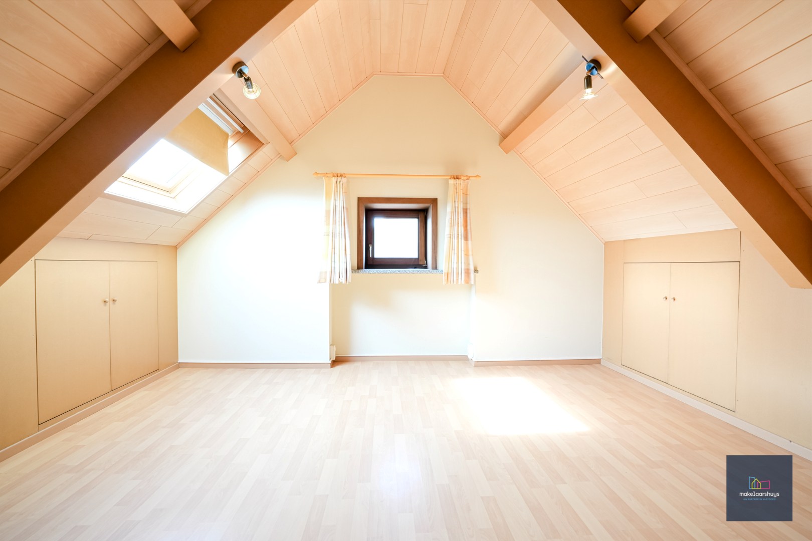 Ruime  halfopen bebouwing  met  zonnige tuin, terras en garage in Waarschoot 