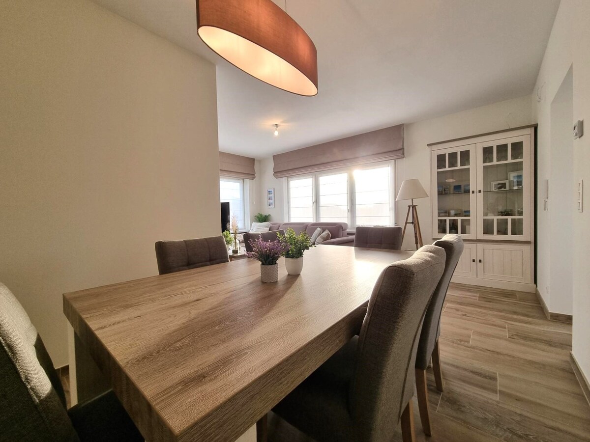 Knap gerenoveerd, zeer lichtrijk hoekappartement te Heist 