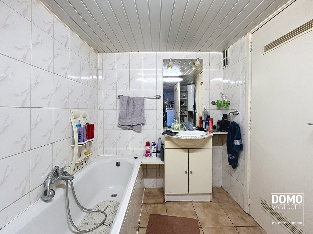 RUIME TE RENOVEREN WONING MET 5 SLAAPKAMERS EN RUIME ACHTERLIGGENDE GARAGE TE BILZEN-HOESELT 