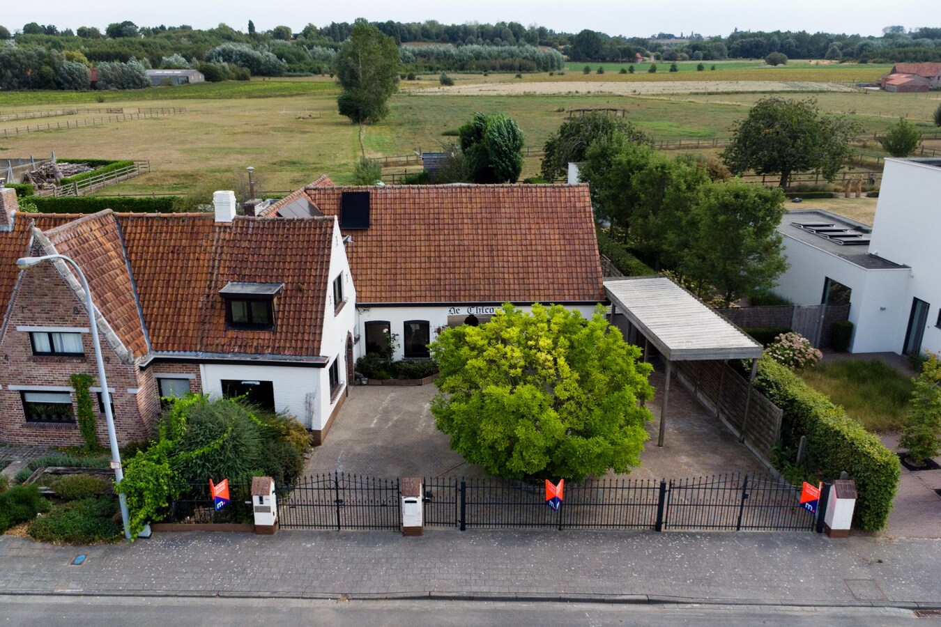 Unieke woning met zwembad en prachtig verzicht op het Preshoekbos ! 