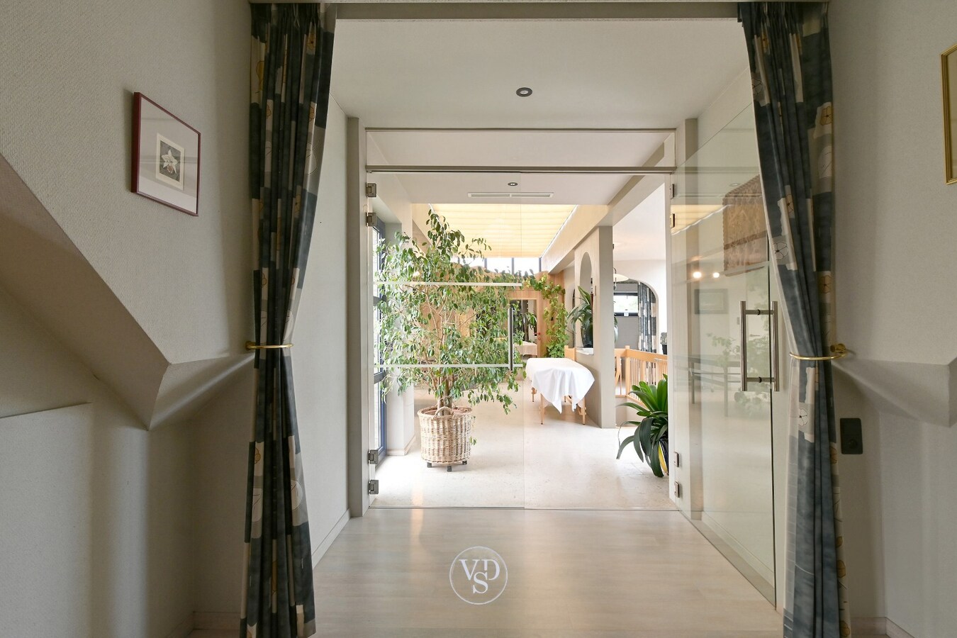 Ruim handelspand met penthouse in villastijl 