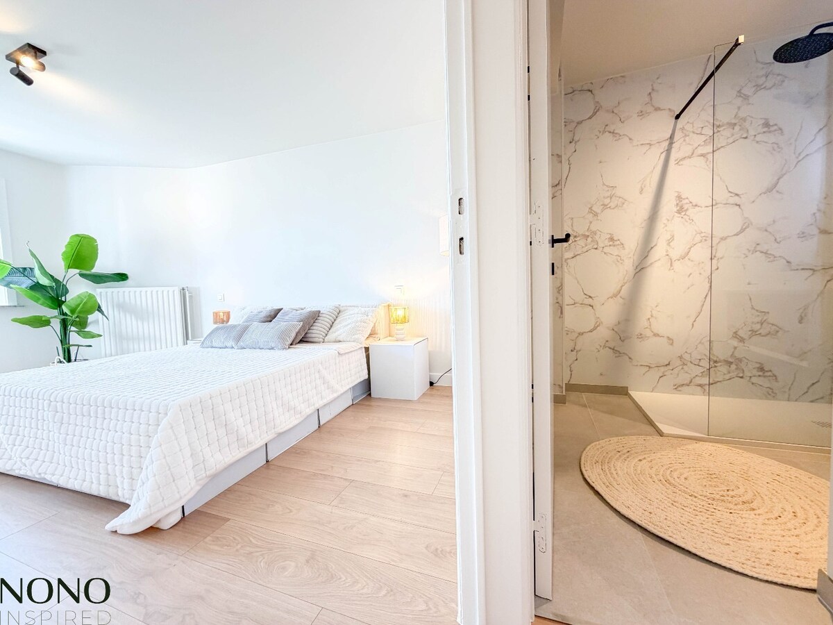 Fantastisch 2-slaapkamer appartement met staanplaats en terras pal in de Doorniksewijk ! 