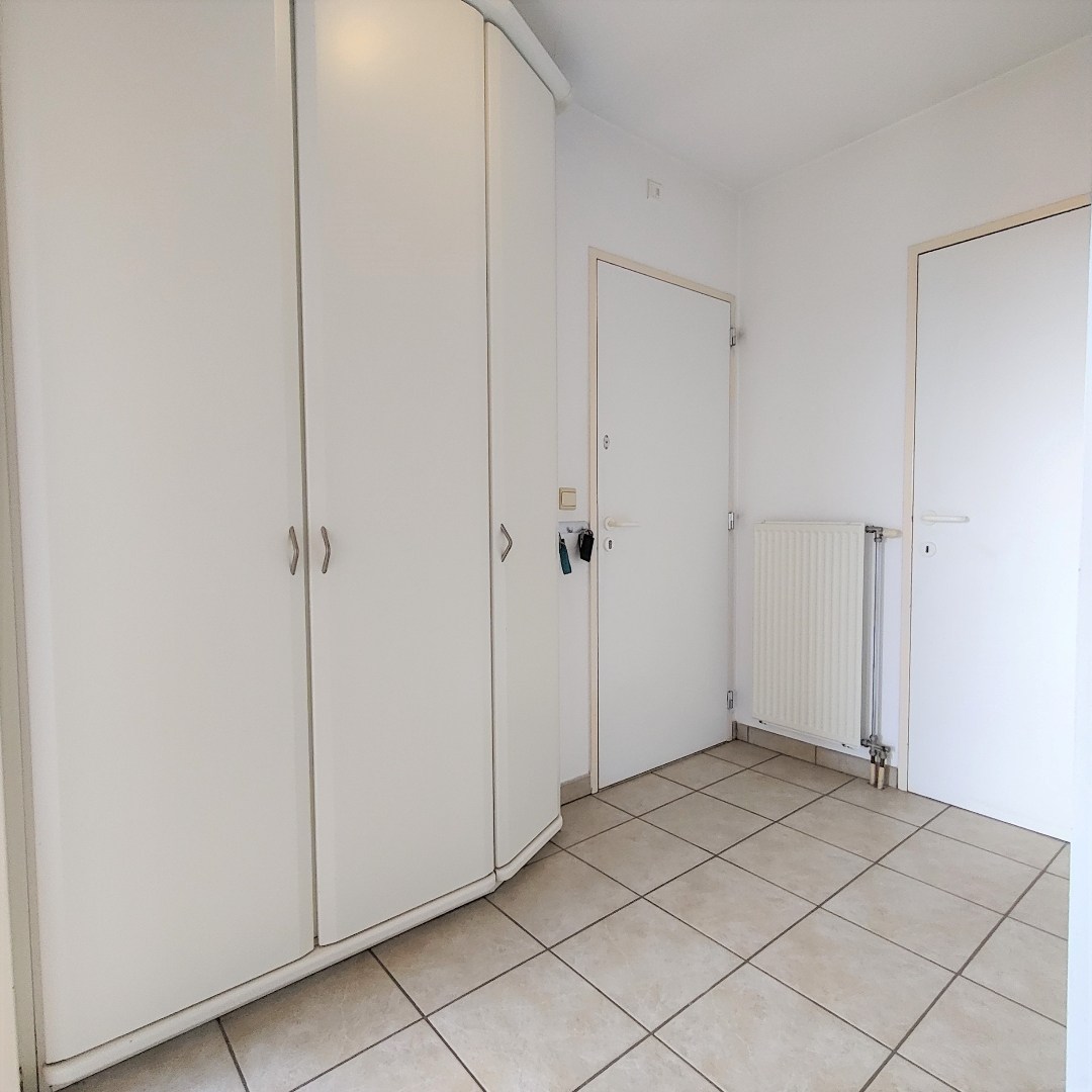 Dakappartement met 2 slaapkamers en groot zonnig terras in centrum van Geel 