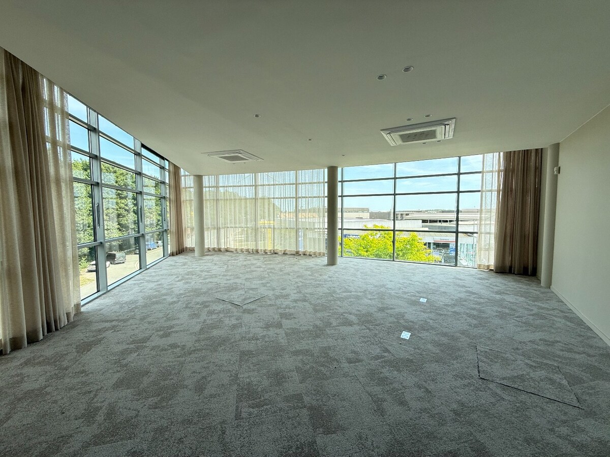 Centre d’Affaires « Excellence » – Bureau à louer ± 210 m² avec parkings 