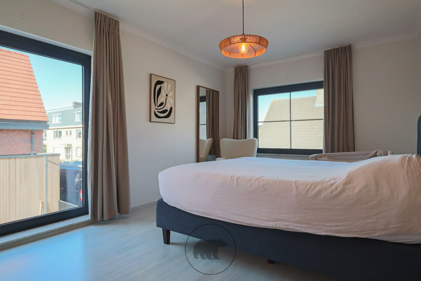 Instapklare en voortreffelijke gezinswoning, zuidgerichte tuin en 4 garageboxen 