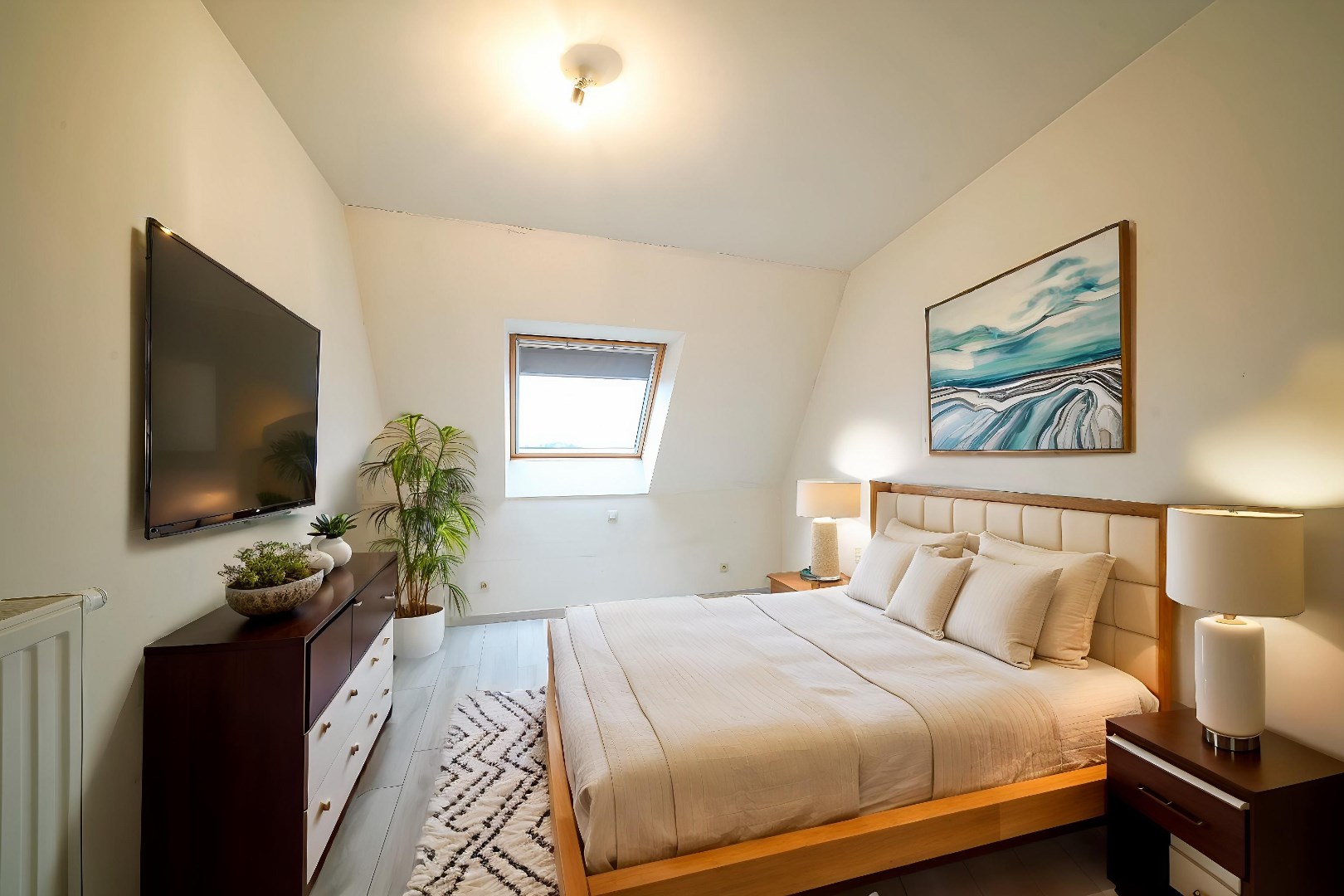 Ruim recent appartement met 4 slaapkamers en 2 badkamers. 