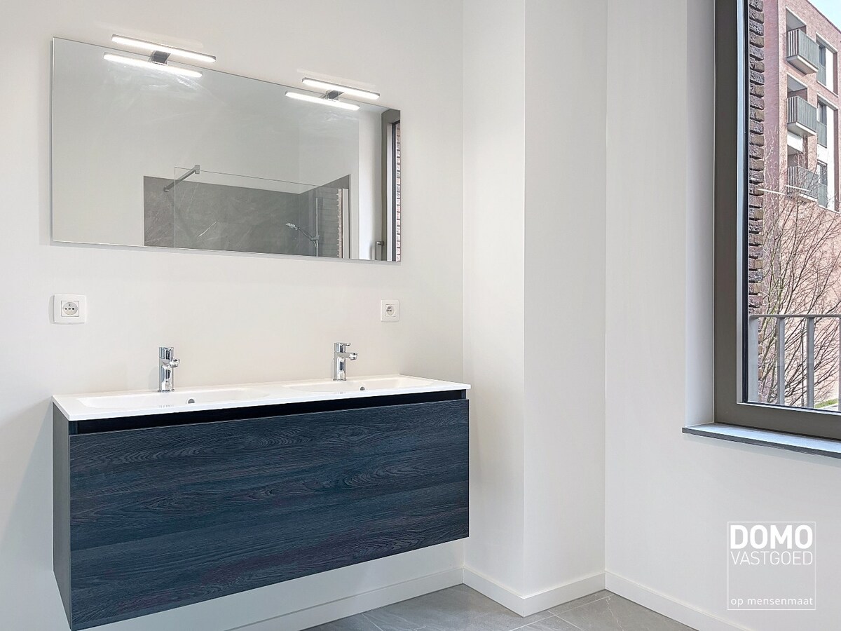 PRACHTIG APPARTEMENT MET ZONNIG TERRAS, 2 SLAAPKAMERS EN GARAGEBOX TE HUUR IN HET CENTRUM VAN HASSELT 