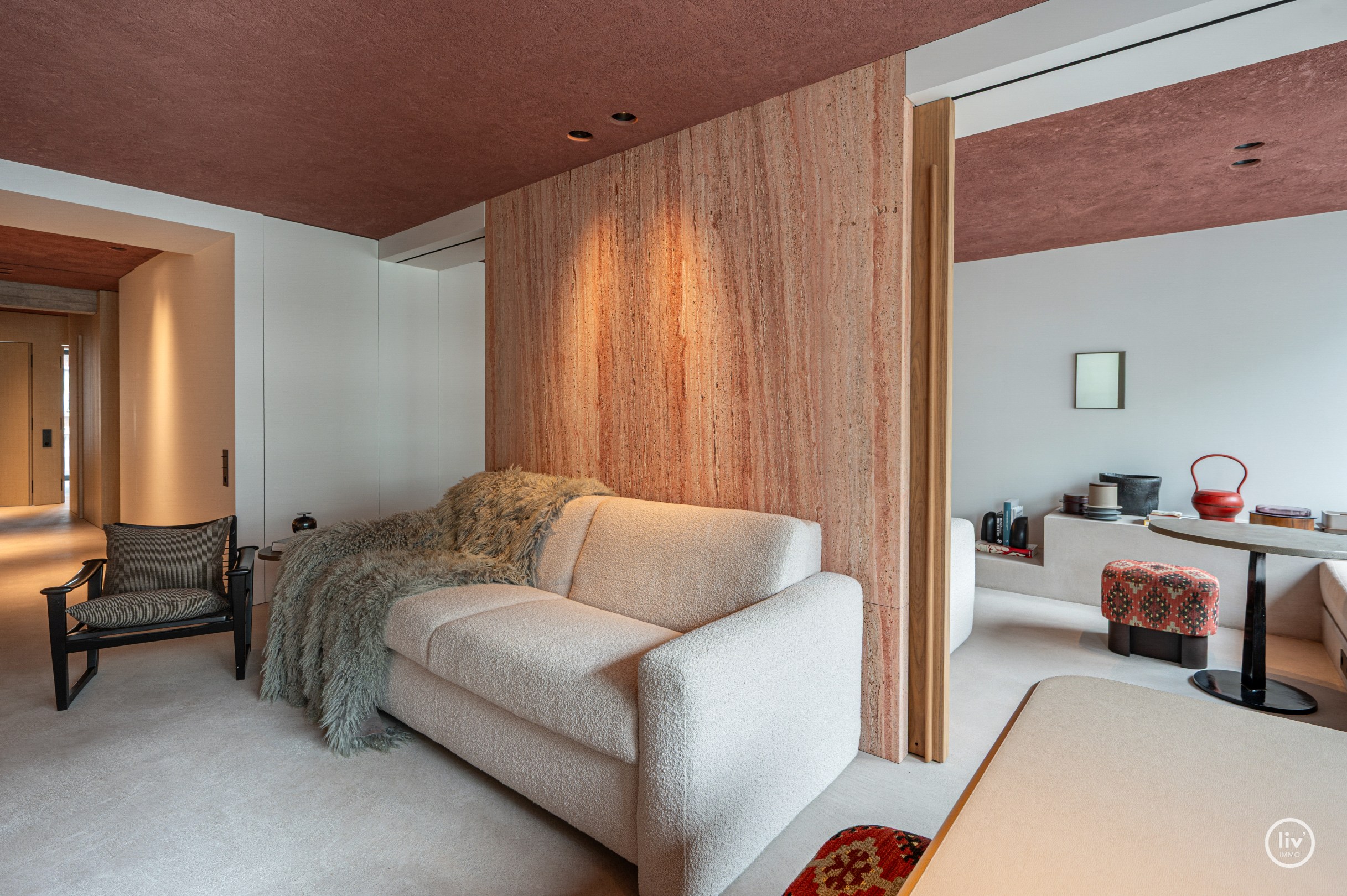 Uniek appartement ontworpen door architect Glenn Sestig met zijdelings zeezicht aan het Driehoeksplein 