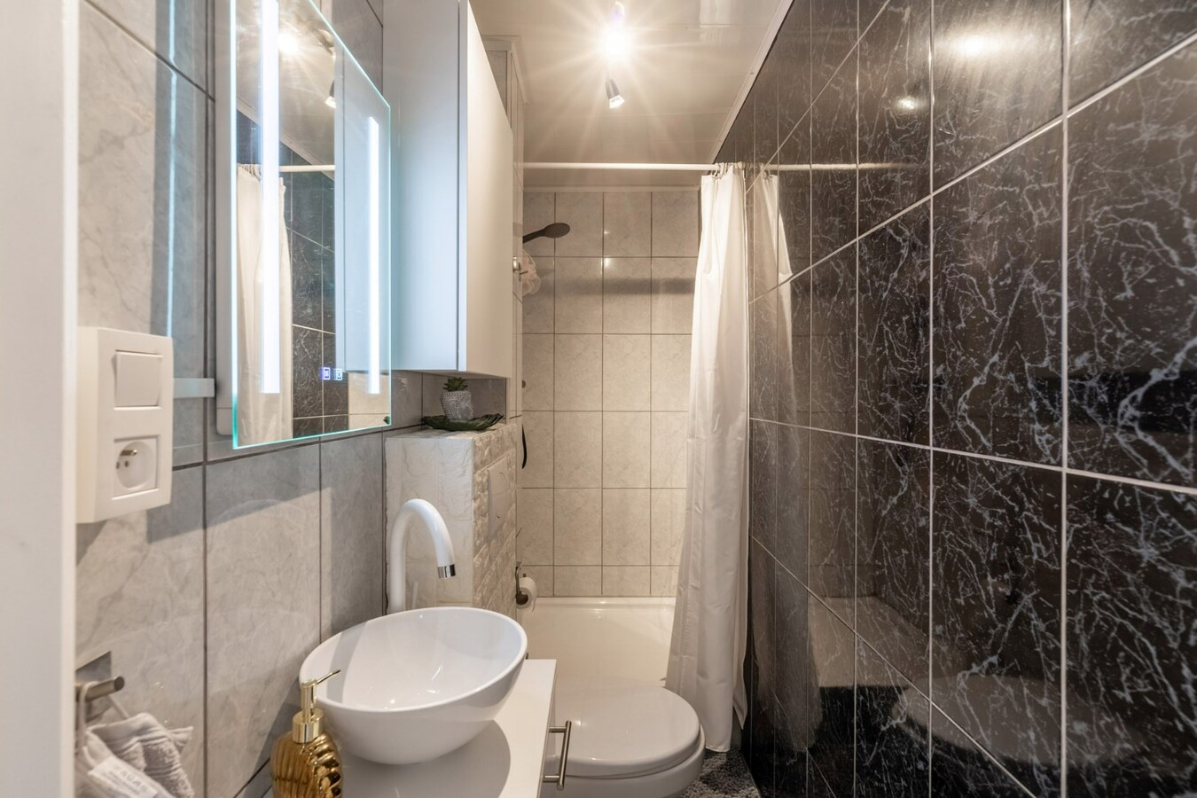 Gerenoveerd appartement met 2 slaapkamers en garage 