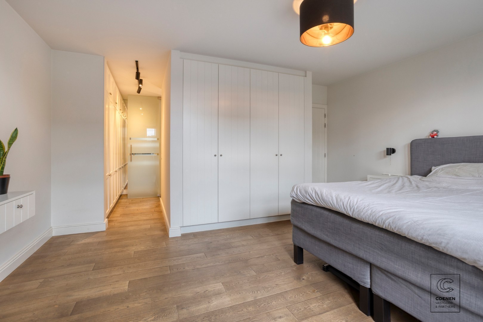 Prachtige woning met een bew. opp. van 302 m², 6 slpk, 3 bk en prachtige tuin met zwembad 