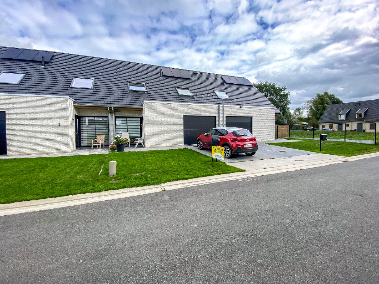 Ruime energiezuinige nieuwbouwwoning (2024) met inpandige garage op 193m² gelegen te Houthulst. 