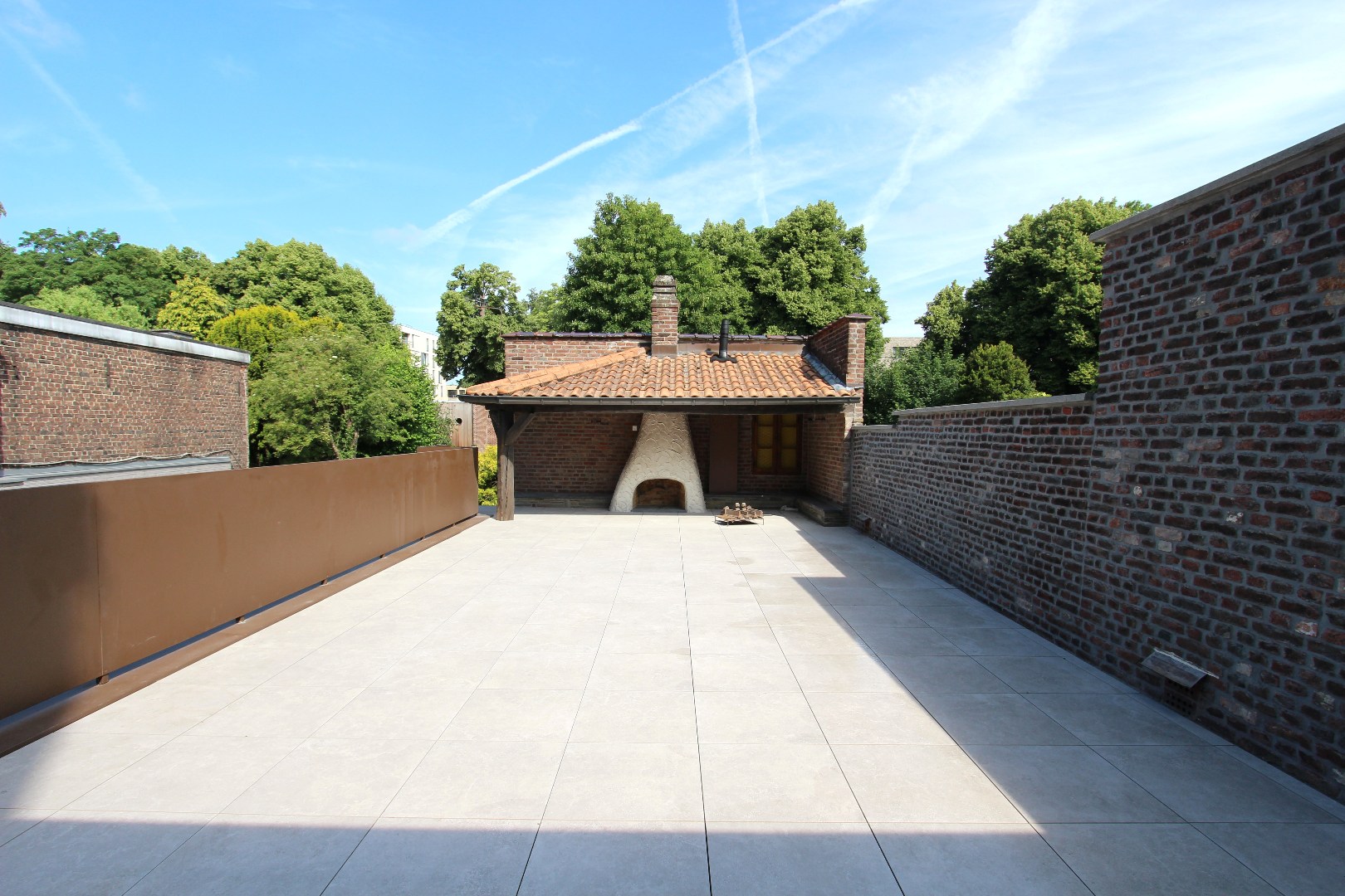 RIANT APPARTEMENT MET 3 SLAAPKAMERS EN GROOT TERRAS 