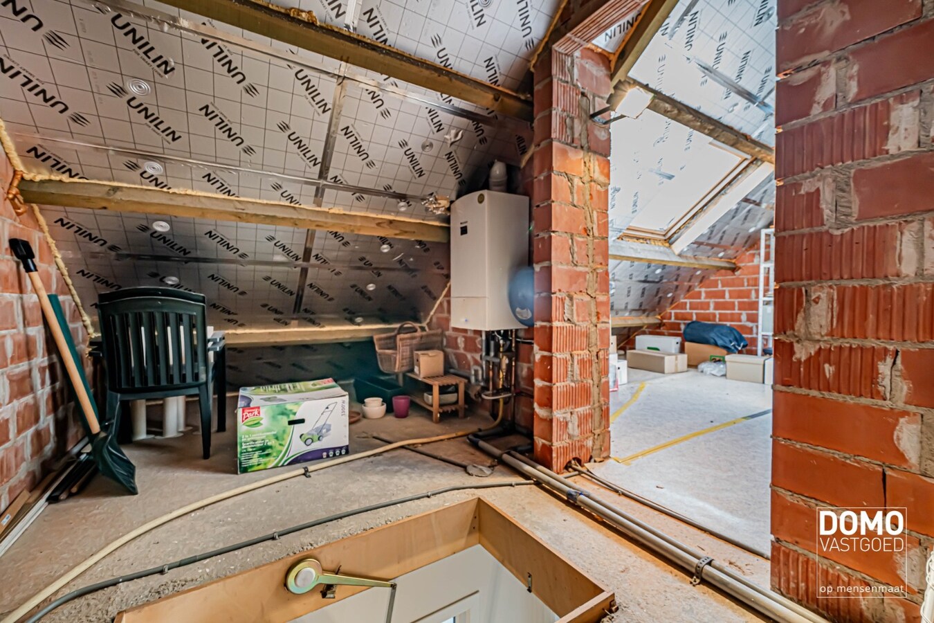 ZUIDWESTELIJK GEORIËNTEERDE DOORZONWONING MET LICHTRIJKE AANBOUW, GEZELLIGE TUIN EN RUIME GARAGE TE KURINGEN (HASSELT) 
