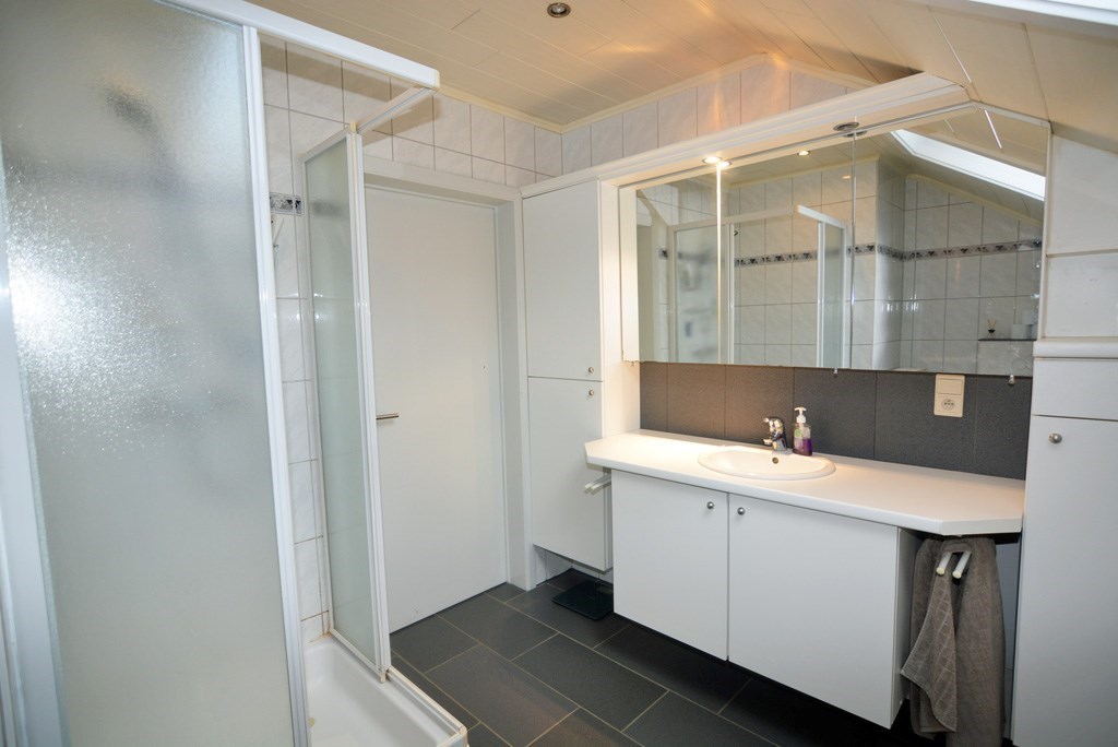 Instapklaar appartement met 2 slpks en tuintje. 