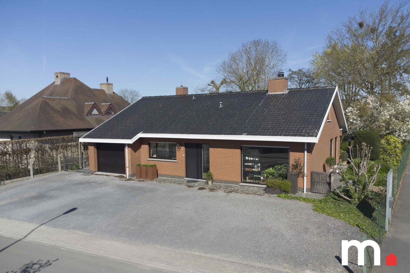 Mooie en welgelegen bungalow in centrum Oostrozebeke ! EPC B ! 