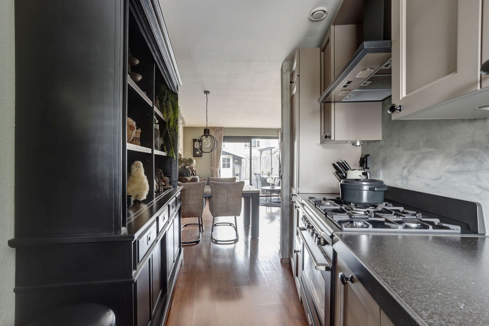 Energiezuinige (A-label) en uitstekend onderhouden 4-kamer tussenwoning met voor- en achtertuin met houten berging! 