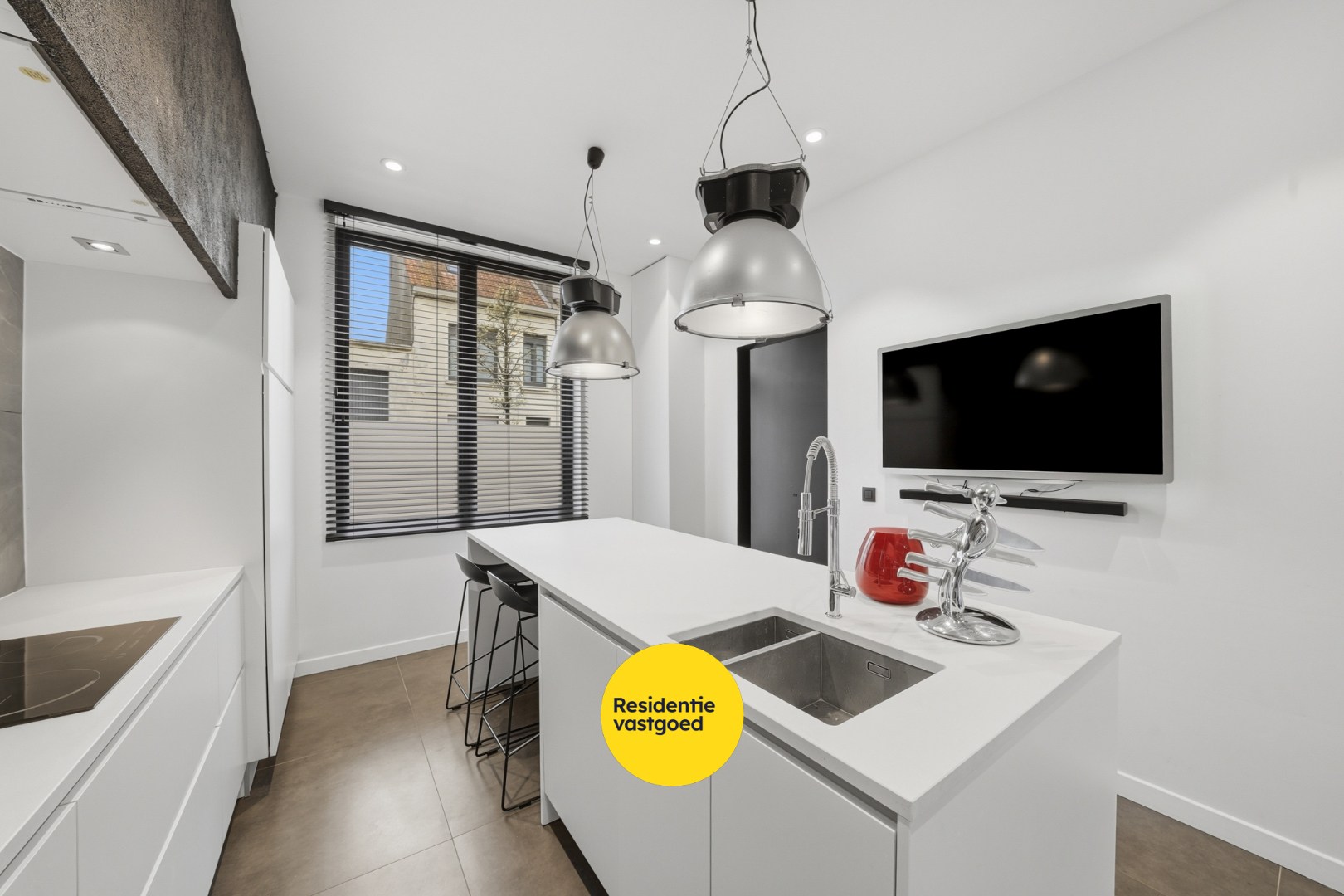 Volledig gerenoveerde woning met zonnige buitenruimte 