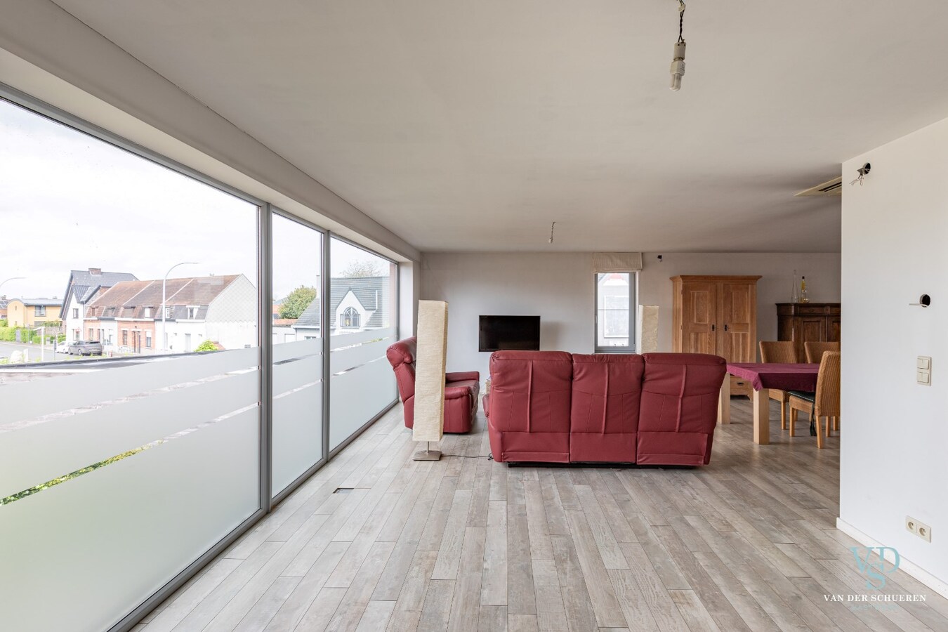 Handelspand mét woongelegenheid op commerciële locatie 