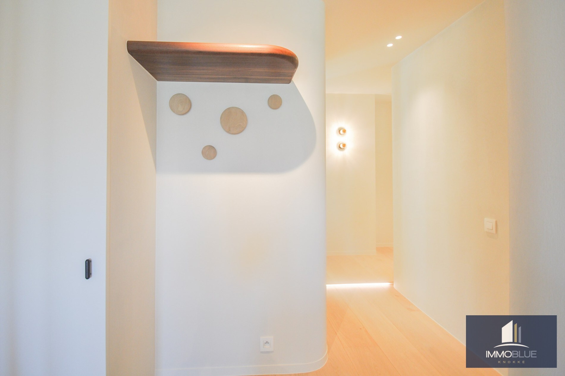 Volledig gerenoveerd hoek-appartement met een prachtig zicht op het Zegemeer. 