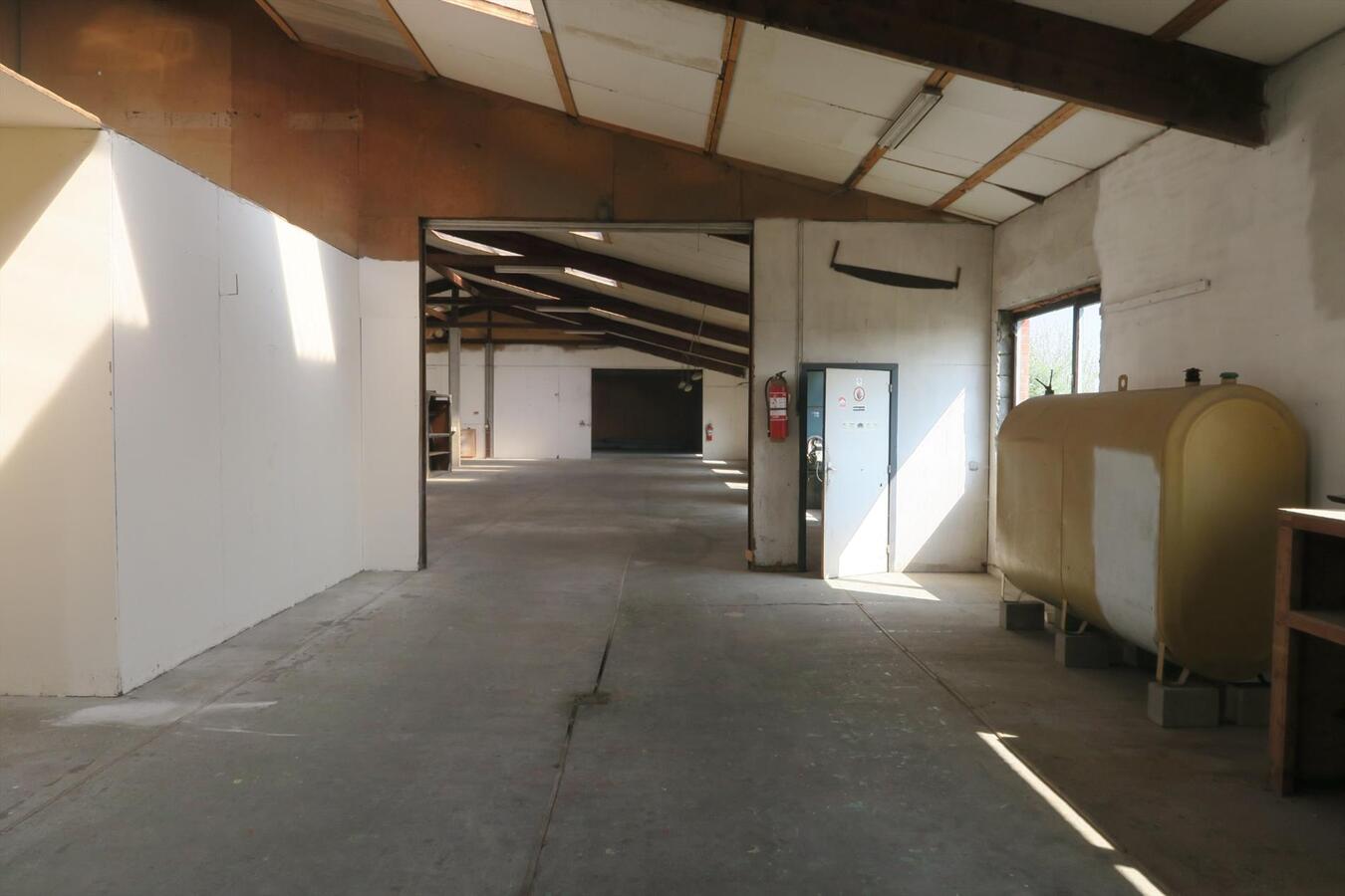 Atelier van 950 m² op verbindingsweg Ieper - Diksmuide 