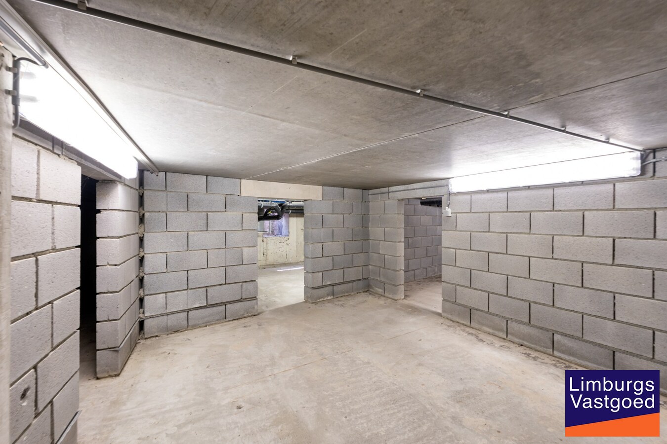 Handelspand, 150m², met 1-slaapkamerappartement op topligging in het centrum 