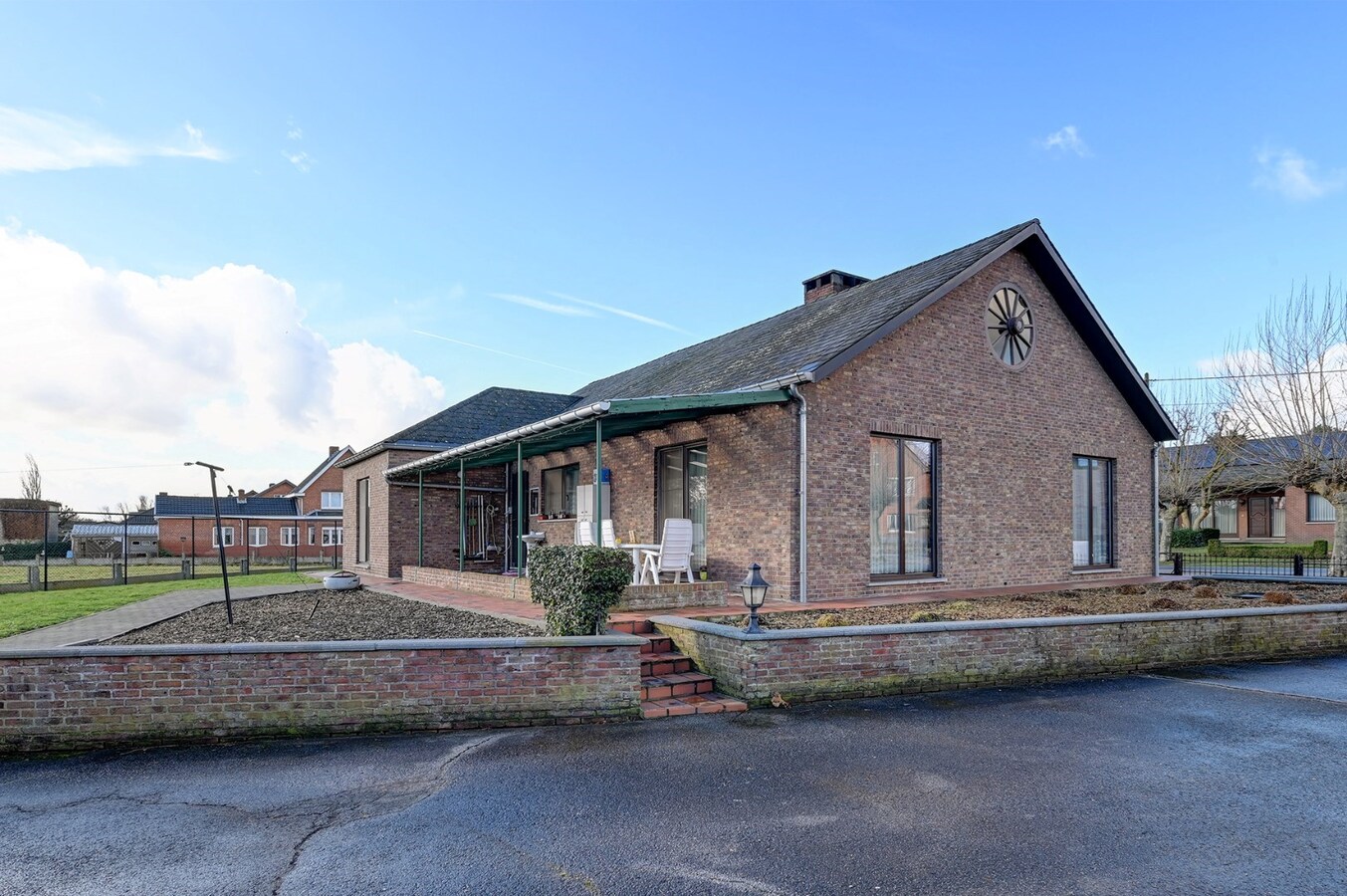 Ruime gelijkvloerse woning met dubbele garage 