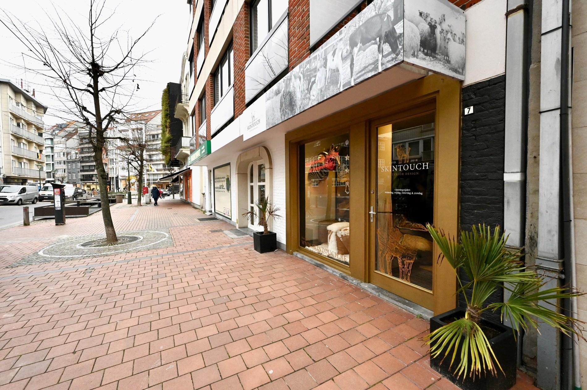 Bel immeuble commercial, situé du côté ensoleillé de l'avenue Dumortier, à proximité de l'avenue Lippens. 