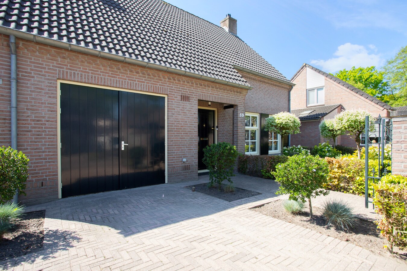 Royale vrijstaande woning gelegen op een perceel van 671 m2 met de tuin op het zuiden! 