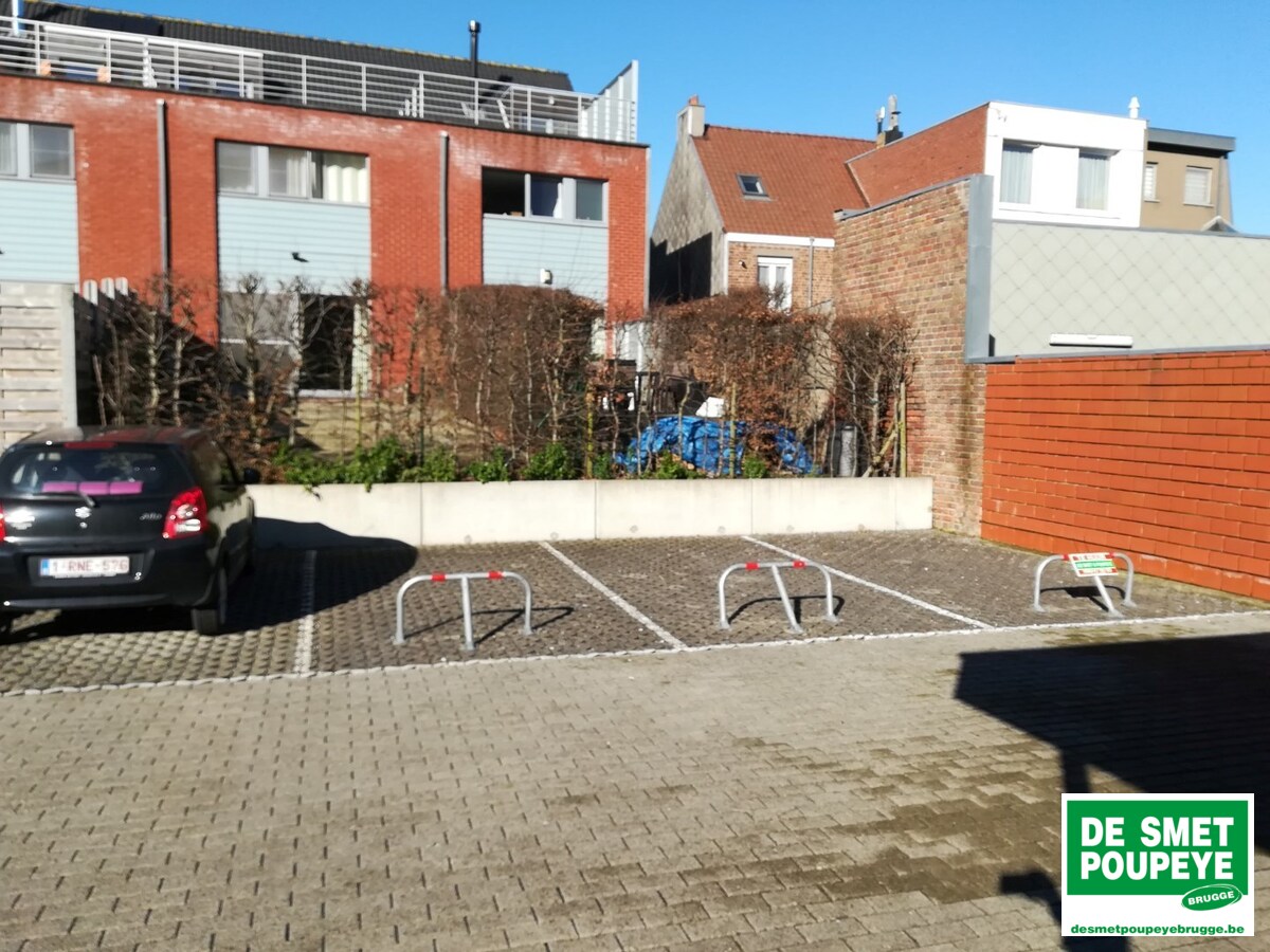 Autostaanplaats op binnenkoer 