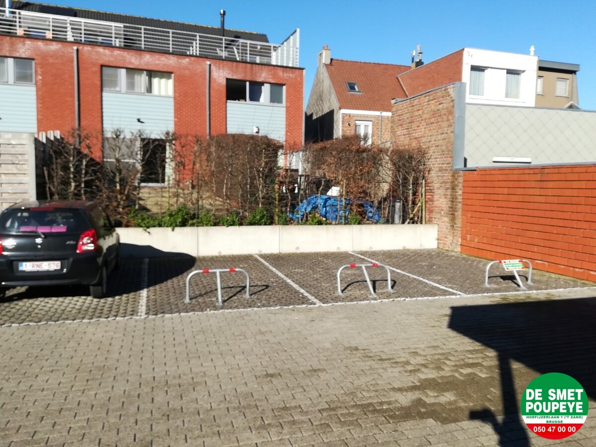 Autostaanplaats op binnenkoer 