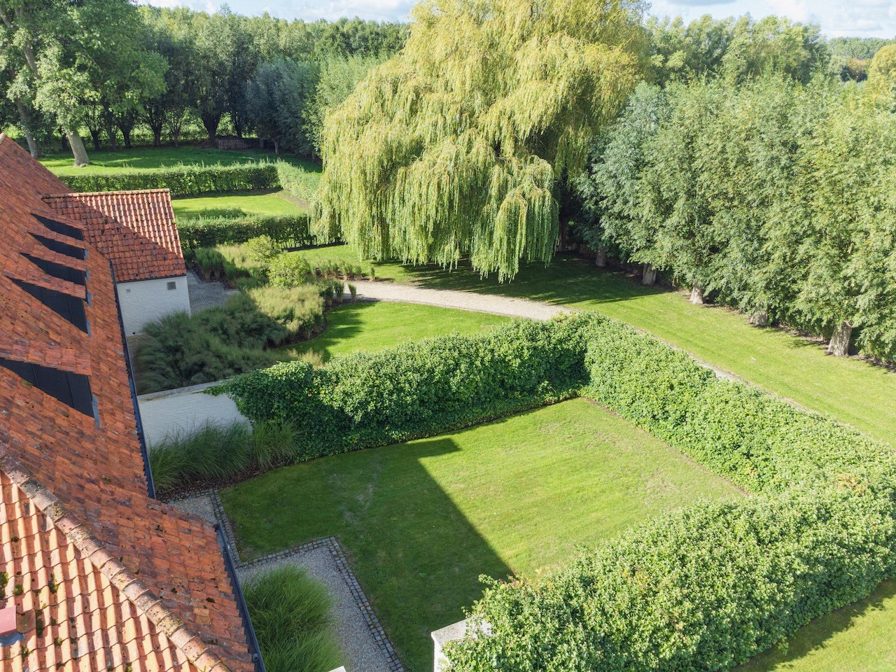 Uitzonderlijk gerenoveerde Hoeve met bijhuis op een domein van 1,5 hectare 