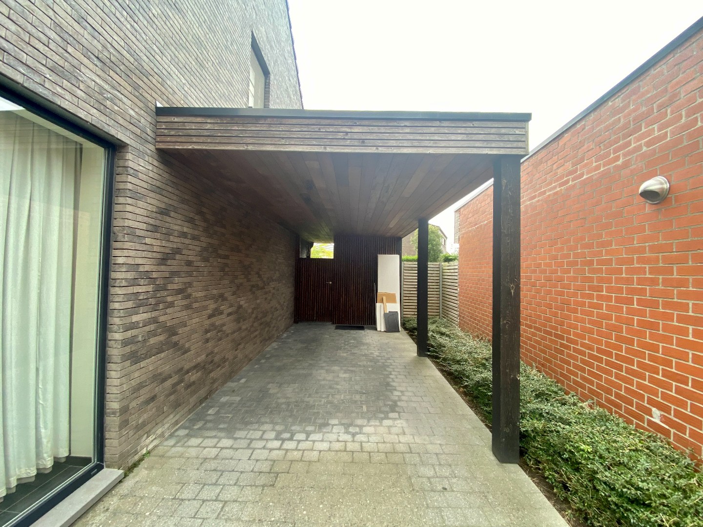 Ruime en recente halfopen bebouwing met 3 slaapkamers, carport en ruime tuin 