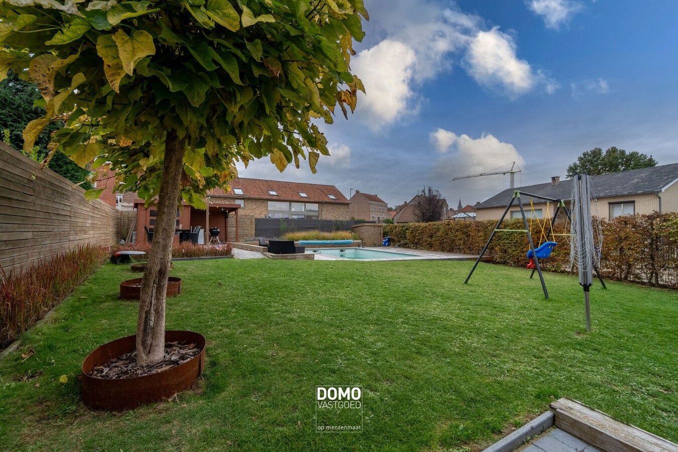 RUIME, INSTAPKLARE EN GERENOVEERDE WONING MET KANTOORGEBOUW INCLUSIEF PARKEERGELEGENHEID, TUIN EN ZWEMBAD TE MIELEN BOVEN AALST (GINGELOM) 