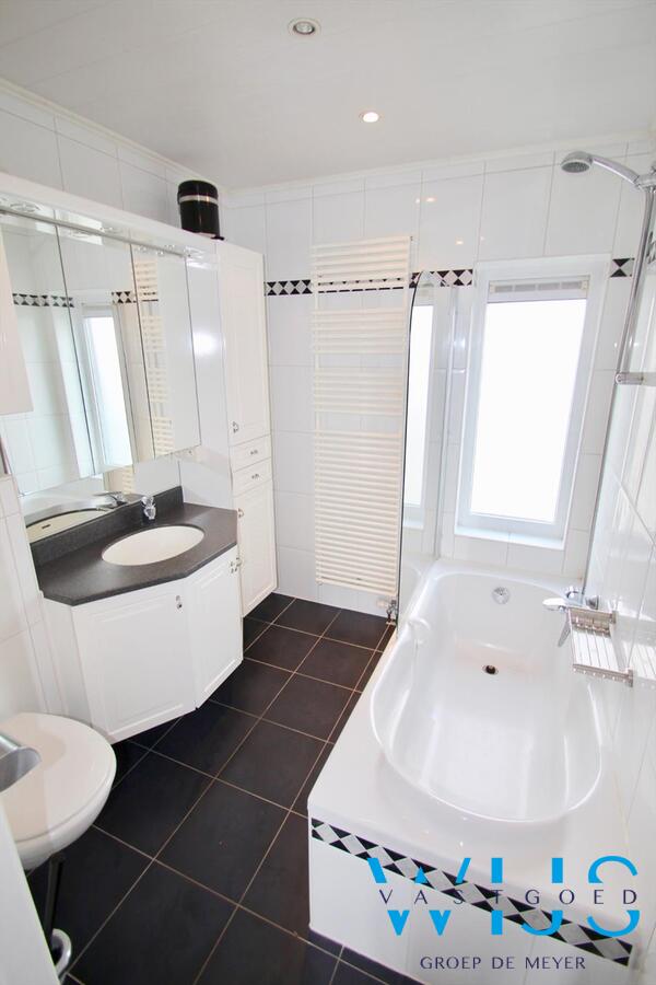 Gezellig woonhuis op een zeer rustige locatie te Lembeke ! 