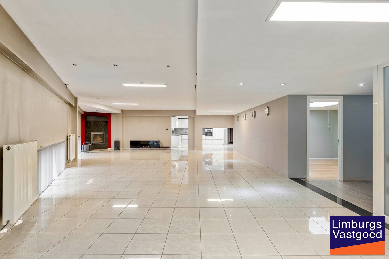 Bedrijfsgebouw met kantoren, magazijnen en woonst - groot 2580 m² 