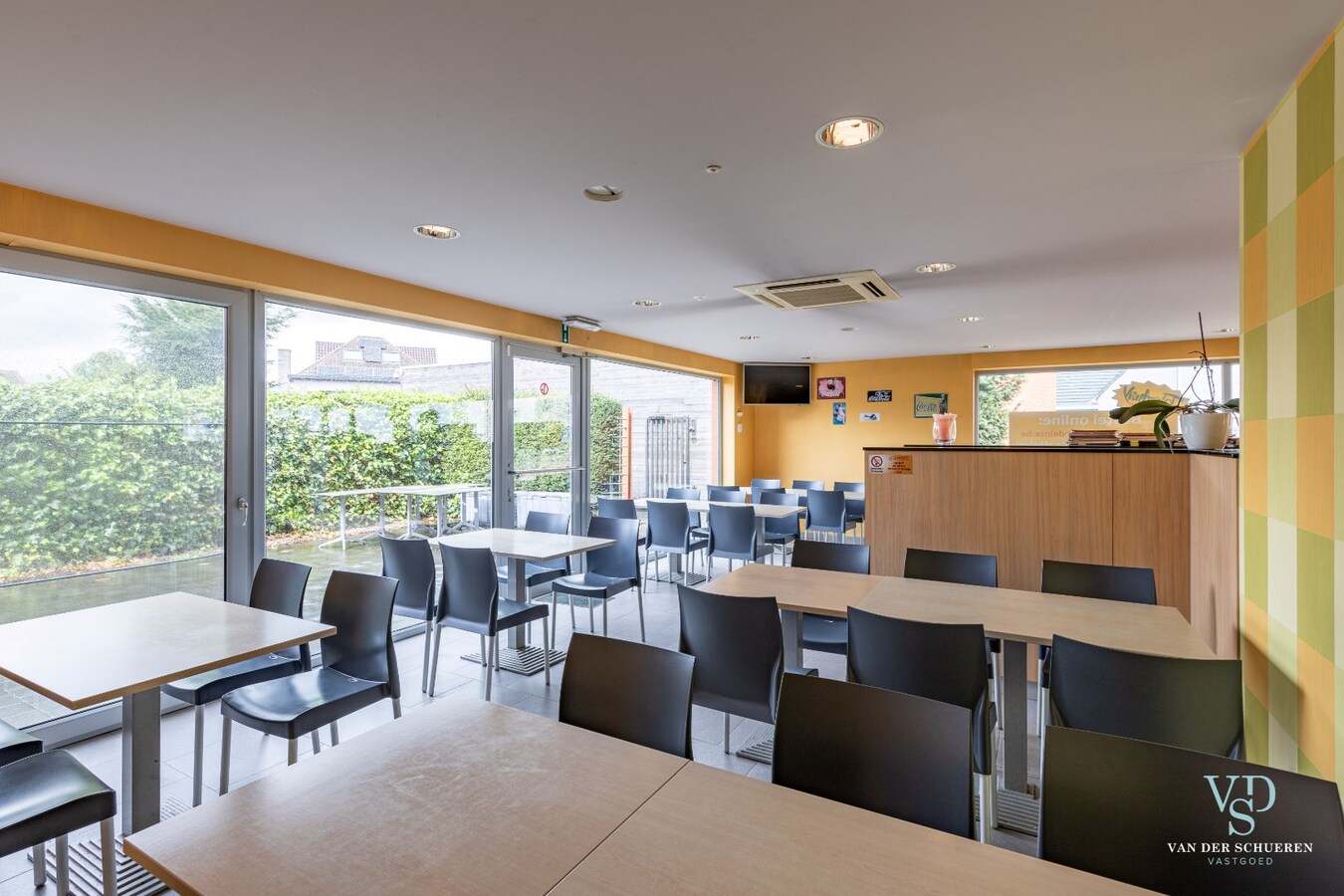 Handelspand mét woongelegenheid op commerciële locatie 