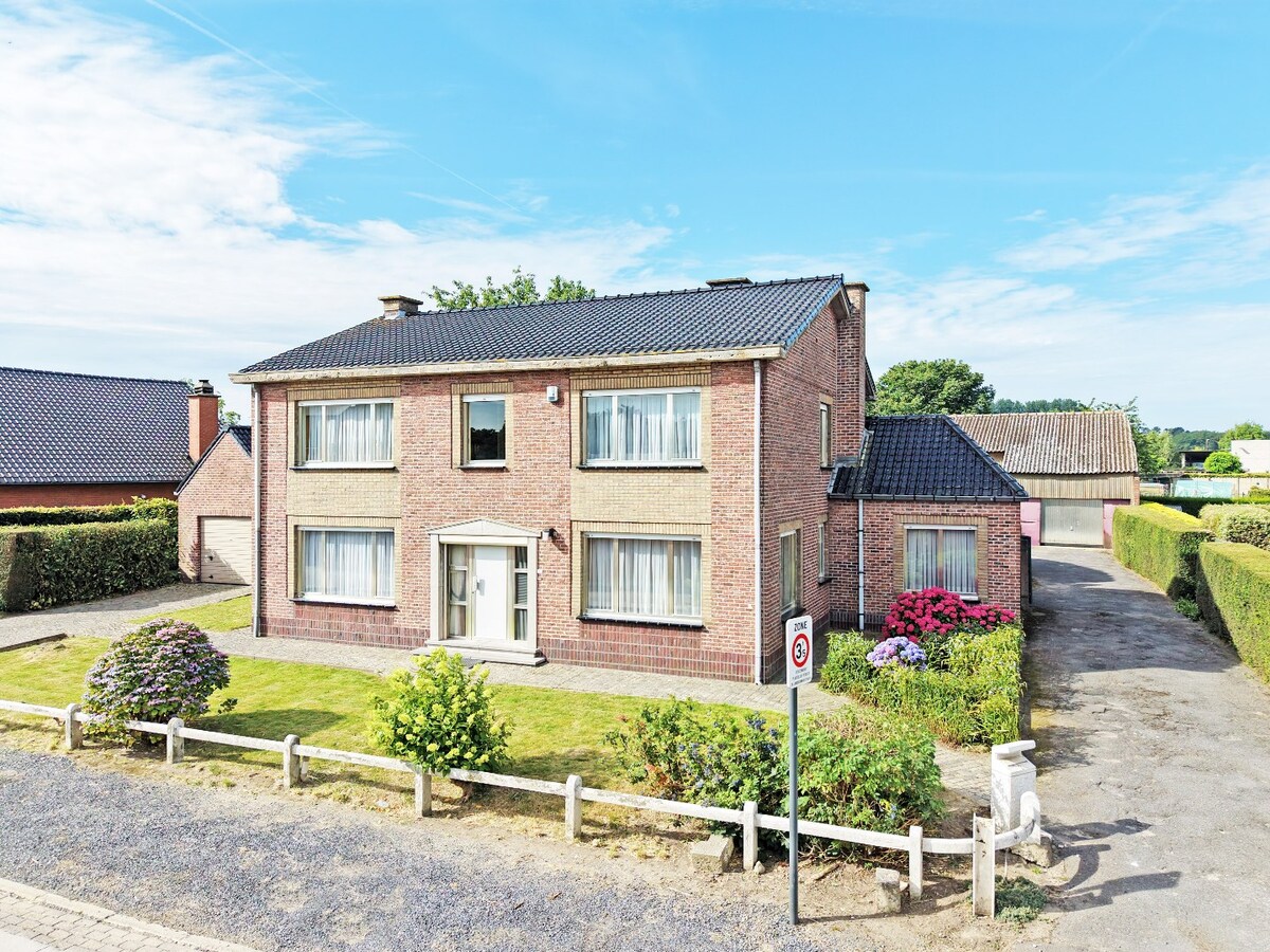 Ruime sixties villa met vergunde loodsen (350m²) te Vlierzele 