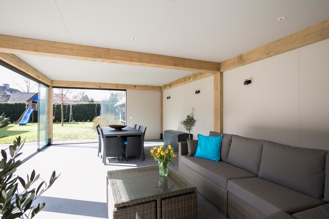 Riante vrijstaande villa met rieten dak gelegen op een perceel van 1.240 m2. 