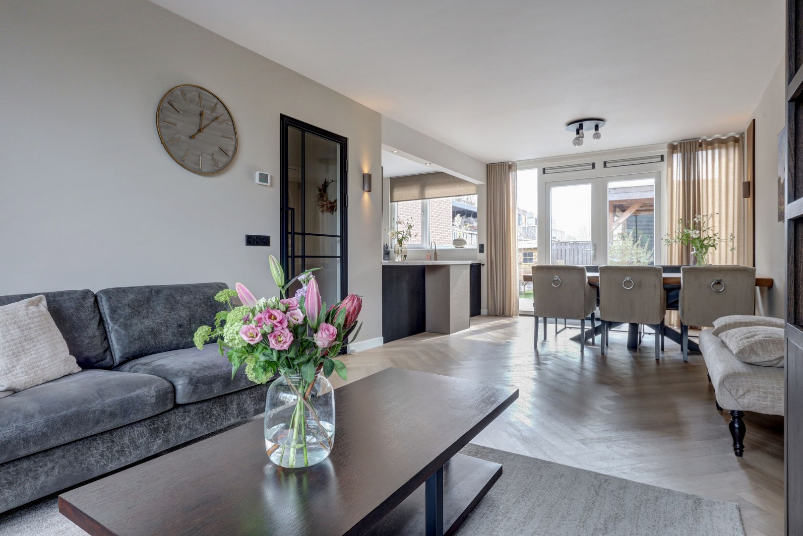 Energiezuinig (A++) en instapklaar 6-kamer gezinswoning met luxe keuken, vijf slaapkamers en zonnige tuin op het zuidoosten 