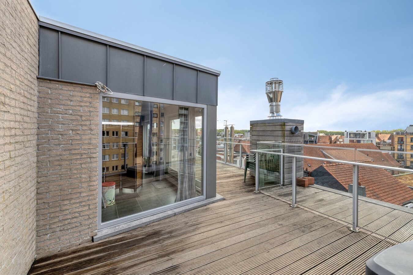 Penthouse ensoleillé avec une très grande terrasse 