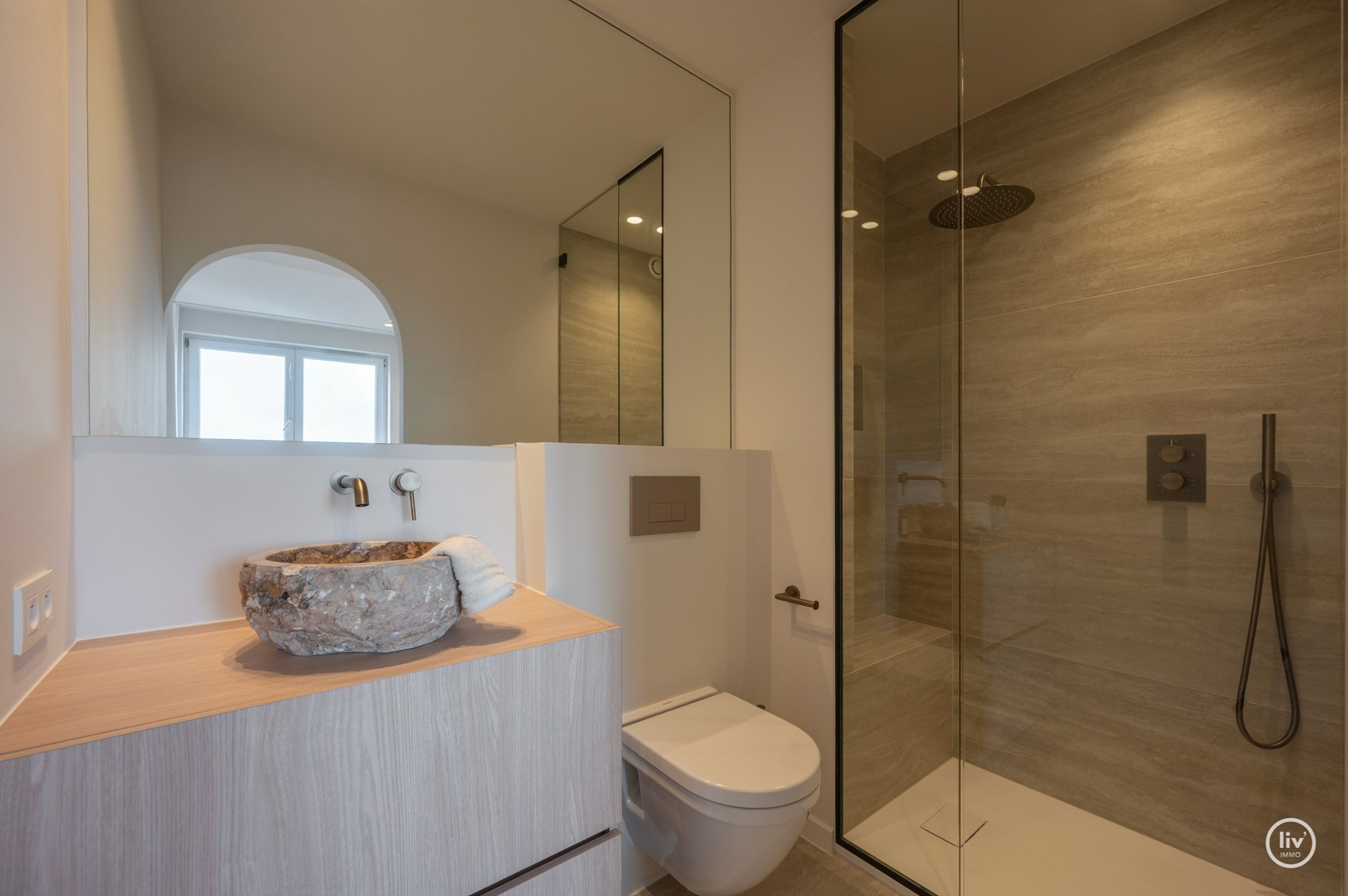 OPENDEURDAG te Zaterdag 31/10 te Lippenslaan 166 (tussen 11u en 13u): Luxueus volledig gerenoveerd 3 slaapkamer appartement te Lippenslaan gelegen op wandelafstand van het Albertstrand. 