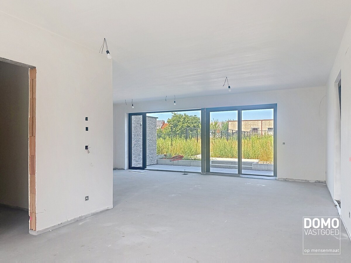 EXCLUSIEVE NIEUWBOUWONINGEN HALF OPEN BEBOUWING VOORZIEN VAN EEN HOOGWAARDIGE AFWERKING EN MET 4 SLAAPKAMERS, TUIN EN CARPORT TE KERMT 