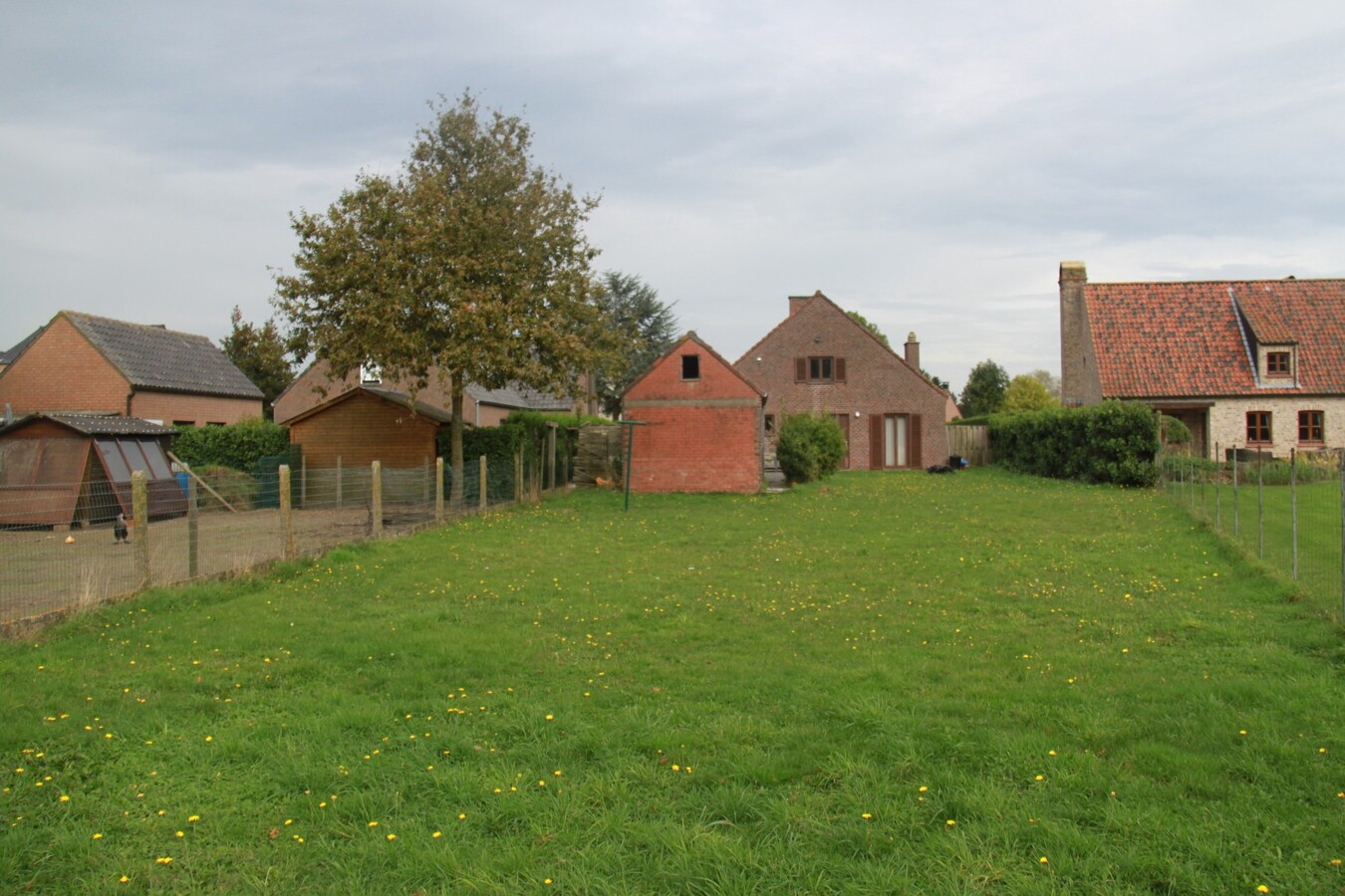 Op te frissen alleenstaande woning 